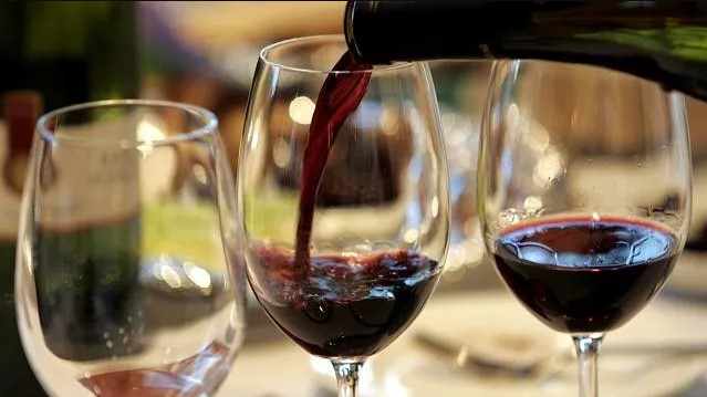 7 Must Know Tips for Serving Wine